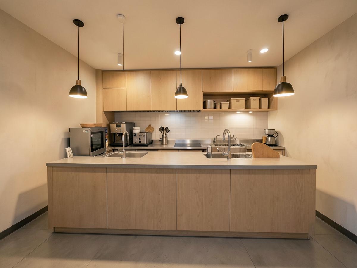 Compact quick service micro-kitchen counter with an efficient equipment layout